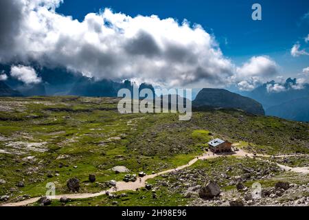 Paysage alpin avec pics de montagne et vue sur Rifugio Lavaredo sur la montagne Tre Cime Di Lavaredo dans le sud du Tyrol en Italie Banque D'Images