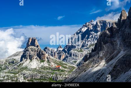 Paysage alpin avec pics de montagne et vue sur Rifugio Antonio Locatelli - Dreizinnenhuette - sur la montagne Tre cime Di Lavaredo dans le sud du Tyrol en elle Banque D'Images