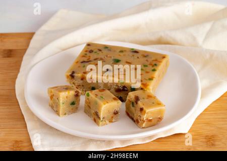 Halva aux fruits.Halva sur fond de bois.Halvah turc pour le petit déjeuner turc.Nom local meyveli yaz helvası Banque D'Images
