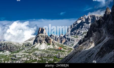 Paysage alpin avec pics de montagne et vue sur Rifugio Antonio Locatelli - Dreizinnenhuette - sur la montagne Tre cime Di Lavaredo dans le sud du Tyrol en elle Banque D'Images