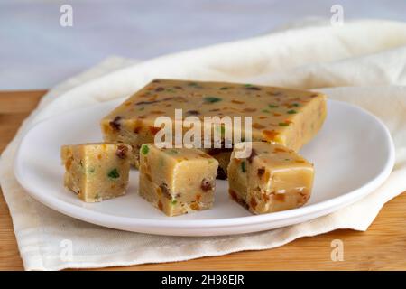 Halva aux fruits.Halva sur fond de bois.Halvah turc pour le petit déjeuner turc.Nom local meyveli yaz helvası Banque D'Images