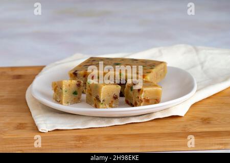 Halva aux fruits.Halva sur fond de bois.Halvah turc pour le petit déjeuner turc.Nom local meyveli yaz helvası Banque D'Images