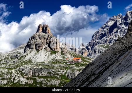 Paysage alpin avec pics de montagne et vue sur Rifugio Antonio Locatelli - Dreizinnenhuette - sur la montagne Tre cime Di Lavaredo dans le sud du Tyrol en elle Banque D'Images