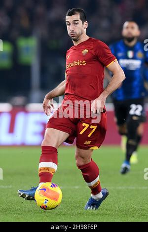 Rome, Italie.04e décembre 2021.Henrikh Mkhitaryan d'AS Roma pendant la série Un match entre Roma et Inter Milan au Stadio Olimpico, Rome, Italie, le 4 décembre 2021.Credit: Giuseppe Maffia/Alay Live News Banque D'Images