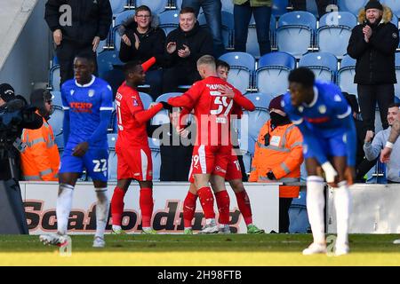 COLCHESTER, GBR.5 DÉCEMBRE Callum Lang, de Wigan, fête avec Stephen Humphrys, de Wigan, après avoir marquant le deuxième but de son équipe lors du match de la coupe FA entre Colchester United et Wigan Athletic au JobServe Community Stadium, à Colchester, le dimanche 5 décembre 2021.(Credit: Ivan Yordanov | MI News) Credit: MI News & Sport /Alay Live News Banque D'Images