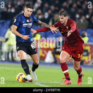 ROME, ITALIE - DÉCEMBRE 04: Joaquin Correa du FC Internazionale concurrence pour le ballon avec Marash Kumbulla d'AS Roma, pendant la série Un match entre AS Roma et FC Internazionale au Stadio Olimpico le 4 décembre 2021 à Rome, Italie.(Photo par MB Media) Banque D'Images