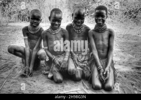 Nyangatom Tribe (aliasDongiro, Donyiro et pejorativement comme Bumé) - les enfants souriants Banque D'Images