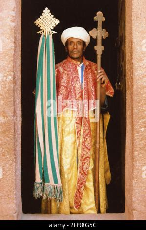 Prêtre tenant une croix traditionnelle à Lalibela, Ethiopie Banque D'Images