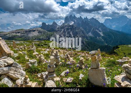 Sculptures en pierre en paysage alpin avec pics de montagne dans les Dolomites du Tyrol du Sud en Italie Banque D'Images