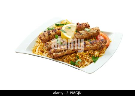 Photo aérienne de Kabab Biryani sur une plaque blanche.Isolé sur blanc avec un masque Banque D'Images