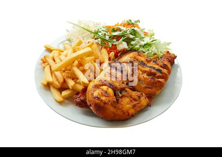 Photo aérienne de Piri Piri Chicken sur une assiette blanche.Isolé sur blanc avec un masque Banque D'Images