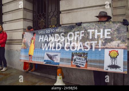 Londres, Royaume-Uni.5 décembre 2021.Des manifestants se sont rassemblés devant la haute Commission sud-africaine de Trafalgar Square pour protester contre le tir sismique du géant pétrolier sur la côte sauvage d'Afrique du Sud, qui dévaster la faune et les écosystèmes marins.Credit: Vuk Valcic / Alamy Live News Banque D'Images