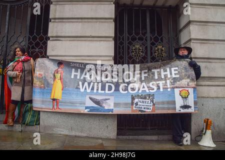 Londres, Royaume-Uni.5 décembre 2021.Des manifestants se sont rassemblés devant la haute Commission sud-africaine de Trafalgar Square pour protester contre le tir sismique du géant pétrolier sur la côte sauvage d'Afrique du Sud, qui dévaster la faune et les écosystèmes marins.Credit: Vuk Valcic / Alamy Live News Banque D'Images