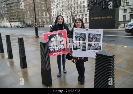 Londres, Royaume-Uni.05e décembre 2021.Les activistes des droits des animaux poursuivent des manifestations pour libérer les Beagles le 5 décembre 2021 à la gare de Charing Cross, mars à Downing Street, la demande de fermer Huntingdon Camp élevage légal chiots Beagles chien pour des médicaments expérimentaux, est la loi, est-il logique que les propriétaires de chiens aiment les animaux de compagnie,Mais mangez des poulets, des cochons, des moutons etc.Nous sommes également les premiers à critiquer la Chine.La Chine a déjà interdit le festival de la viande des chiens 2017, les Britanniques continuent de légaliser la cruauté envers les chiens pour leur expérience Londres, Royaume-Uni.Crédit : Picture Capital/Alamy Live News Banque D'Images