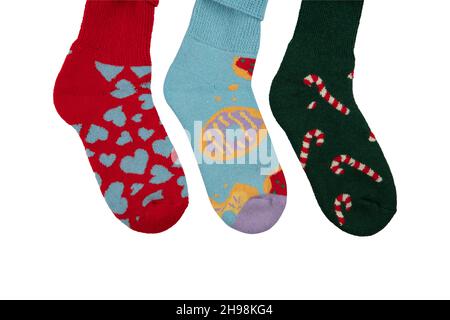 Chaussettes multicolores sur fond blanc.Vue de dessus.De nombreuses chaussettes différentes pour les saisons froides.Les chaussettes sont dispersées sur un fond lumineux.Chaussettes o Banque D'Images