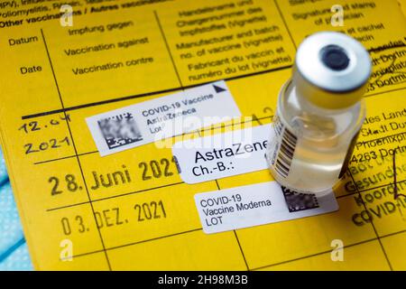 carte de vaccination allemande avec la note de trois vaccins contre Covid-19, vaccination de rappel - 5 décembre 2021 --- Impfausweis mit dem Eintrag von Drei Impfunken gegen Covid-19, Booster-Impfung - 5.12.2021 Banque D'Images