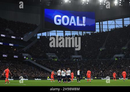 Londres, Royaume-Uni.05e décembre 2021.Lucas Moura de Tottenham Hotspur (27) fête avec ses copains après avoir obtenu le premier but de son équipe.Premier League Match, Tottenham Hotspur v Norwich City au Tottenham Hotspur Stadium de Londres le dimanche 5 décembre 2021. Cette image ne peut être utilisée qu'à des fins éditoriales.Utilisation éditoriale uniquement, licence requise pour une utilisation commerciale.Aucune utilisation dans les Paris, les jeux ou les publications d'un seul club/ligue/joueur. photo par Steffan Bowen/Andrew Orchard sports photographie/Alay Live news crédit: Andrew Orchard sports photographie/Alay Live News Banque D'Images