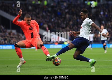 Londres, Royaume-Uni.05e décembre 2021.Ryan Sessegnon de Tottenham Hotspur (R) est abordé par Max Aarons de Norwich City (L).Premier League Match, Tottenham Hotspur v Norwich City au Tottenham Hotspur Stadium de Londres le dimanche 5 décembre 2021. Cette image ne peut être utilisée qu'à des fins éditoriales.Utilisation éditoriale uniquement, licence requise pour une utilisation commerciale.Aucune utilisation dans les Paris, les jeux ou les publications d'un seul club/ligue/joueur. photo par Steffan Bowen/Andrew Orchard sports photographie/Alay Live news crédit: Andrew Orchard sports photographie/Alay Live News Banque D'Images