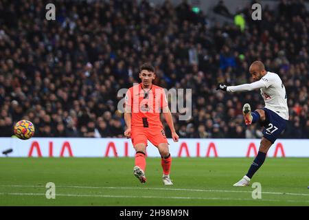 Londres, Royaume-Uni.05e décembre 2021.Lucas Moura, de Tottenham Hotspur (R), marque le premier but de ses équipes.Premier League Match, Tottenham Hotspur v Norwich City au Tottenham Hotspur Stadium de Londres le dimanche 5 décembre 2021. Cette image ne peut être utilisée qu'à des fins éditoriales.Utilisation éditoriale uniquement, licence requise pour une utilisation commerciale.Aucune utilisation dans les Paris, les jeux ou les publications d'un seul club/ligue/joueur. photo par Steffan Bowen/Andrew Orchard sports photographie/Alay Live news crédit: Andrew Orchard sports photographie/Alay Live News Banque D'Images