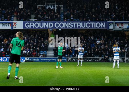 Les joueurs s'arrêtent pour applaudir pendant une minute à la mémoire d'Arthur Labinjo-Hughes lors du match du championnat Sky Bet au Kiyan Prince Foundation Stadium, Londres.Date de la photo: Dimanche 5 décembre 2021. Banque D'Images