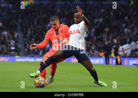 Londres, Royaume-Uni.05e décembre 2021.Ryan Sessegnon de Tottenham Hotspur (R) est abordé par Max Aarons de Norwich City (L).Premier League Match, Tottenham Hotspur v Norwich City au Tottenham Hotspur Stadium de Londres le dimanche 5 décembre 2021. Cette image ne peut être utilisée qu'à des fins éditoriales.Utilisation éditoriale uniquement, licence requise pour une utilisation commerciale.Aucune utilisation dans les Paris, les jeux ou les publications d'un seul club/ligue/joueur. photo par Steffan Bowen/Andrew Orchard sports photographie/Alay Live news crédit: Andrew Orchard sports photographie/Alay Live News Banque D'Images