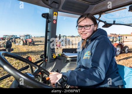 Clonakilty, Cork, Irlande.05e décembre 2021.Katie Hayes de Castlefreake prenant part au match de labour de l'association West Cork qui a eu lieu sur la ferme de John Futton, Rocksavage, Clonakilty, Co. Cork, Irlande.- photo; David Creedon Banque D'Images