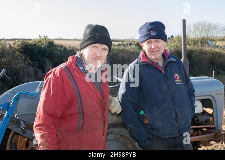 Clonakilty, Cork, Irlande.05e décembre 2021.Michael McCarthy, Donoughmore et Denis Cummins de Bandon au West Cork association labour Match qui a eu lieu sur la ferme de John Futton, Rocksavage, Clonakilty, Co. Cork, Irlande.- photo; David Creedon Banque D'Images