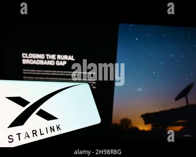 Smartphone avec le logo de la société américaine d'Internet par satellite Starlink (SpaceX) à l'écran devant le site Web.Mise au point au centre-gauche de l'écran du téléphone. Banque D'Images