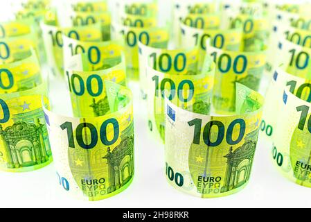 Macro-photo de l'Union européenne billet de 100 EUROS, billets roulés et debout, isolés sur fond blanc, avec une attention sélective. Banque D'Images