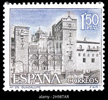 MOSCOU, RUSSIE - 7 NOVEMBRE 2021: Timbre-poste imprimé en Espagne montre Monastère de Guadaloupe, série de Tourisme, vers 1966 Banque D'Images