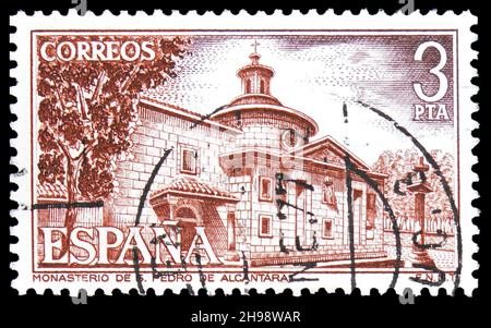 MOSCOU, RUSSIE - 7 NOVEMBRE 2021: Timbre-poste imprimé en Espagne montre Monastère de San Pedro de Alcentara, monastères série, vers 1976 Banque D'Images