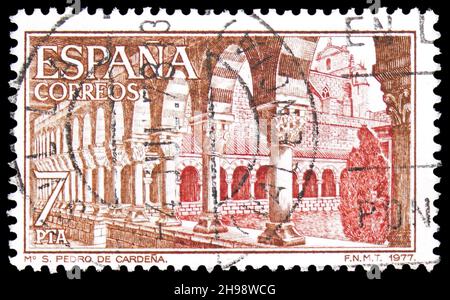MOSCOU, RUSSIE - 7 NOVEMBRE 2021: Timbre-poste imprimé en Espagne montre Cloister, Monastère de San Pedro de Cardena, monastères série, vers 1977 Banque D'Images