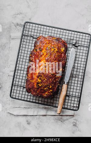 Gâteau aux agrumes avec fruits séchés sur fond de table en pierre.Vue de dessus Banque D'Images