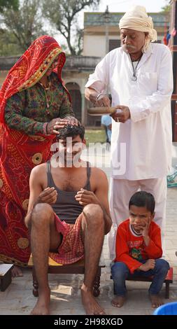 21 novembre 2021 Reengus, Rajasthan, Inde.Un jeune marié asiatique avec ses parents célèbre ses rituels de mariage. Banque D'Images