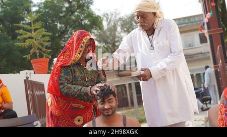 21 novembre 2021 Reengus, Rajasthan, Inde.Un ancien citoyen indien célèbre les rituels de mariage de son petit-fils. Banque D'Images