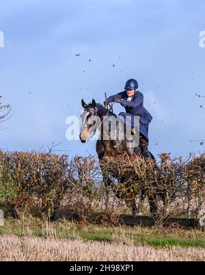 Temple Bruer, Lincoln, Lincolnshire, Royaume-Uni.5 décembre 2021.Au début de la saison d'hiver, les Cranwell Bloodhounds ont organisé une réunion pour les pilotes de selle latérale, qui ont attiré des femmes de tout le pays souhaitant monter en selle latérale, la journée comprenant des haies particulièrement hautes qui font la mouche de boue.Credit: Matt Limb OBE/Alamy Live News Banque D'Images