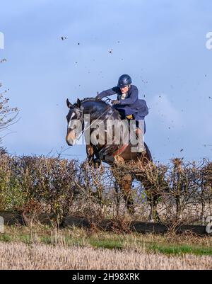 Temple Bruer, Lincoln, Lincolnshire, Royaume-Uni.5 décembre 2021.Au début de la saison d'hiver, les Cranwell Bloodhounds ont organisé une réunion pour les pilotes de selle latérale, qui ont attiré des femmes de tout le pays souhaitant monter en selle latérale, la journée comprenant des haies particulièrement hautes qui font la mouche de boue.Credit: Matt Limb OBE/Alamy Live News Banque D'Images