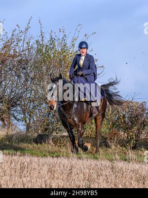 Temple Bruer, Lincoln, Lincolnshire, Royaume-Uni.5 décembre 2021.Au début de la saison d'hiver, les Cranwell Bloodhounds ont organisé une réunion pour les pilotes de selle latérale, qui ont attiré des femmes de tout le pays souhaitant monter en selle latérale, la journée comprenant des haies particulièrement hautes qui font la mouche de boue.Credit: Matt Limb OBE/Alamy Live News Banque D'Images