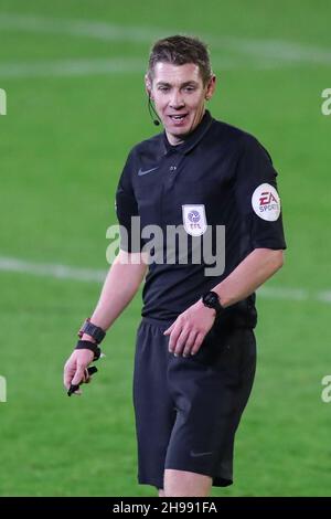 Arbitre Matt Donohue lors du match de championnat Sky Bet à Oakwell, Barnsley.Date de la photo: Samedi 4 décembre 2021. Banque D'Images