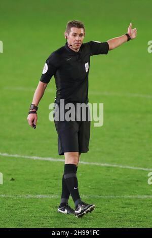 Arbitre Matt Donohue lors du match de championnat Sky Bet à Oakwell, Barnsley.Date de la photo: Samedi 4 décembre 2021. Banque D'Images