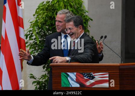 Rome, Italie 09/06/2007: Le président américain George W.Bush et le Premier ministre italien Romano Prodi Conférence de presse dans la cour du Palazzo Chigi lors de sa visite officielle en Italie © Andrea Sabbadini Banque D'Images