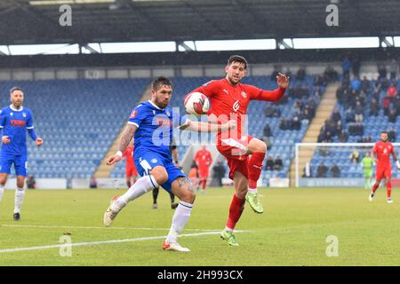 COLCHESTER, GBR.DÉC 5 LUKE Chambers of Colchester bataille pour possession avec Callum Lang of Wigan pendant le match de la coupe FA entre Colchester United et Wigan Athletic au stade communautaire JobServe, Colchester, le dimanche 5 décembre 2021.(Credit: Ivan Yordanov | MI News) Credit: MI News & Sport /Alay Live News Banque D'Images