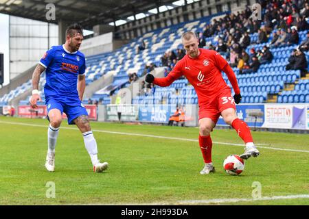 COLCHESTER, GBR.5 DÉCEMBRE Stephen Humphrys de Wigan bataille pour possession avec Luke Chambers de Colchester pendant le match de la coupe FA entre Colchester United et Wigan Athletic au stade communautaire JobServe, Colchester, le dimanche 5 décembre 2021.(Credit: Ivan Yordanov | MI News) Credit: MI News & Sport /Alay Live News Banque D'Images