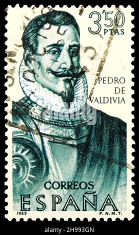 MOSCOU, RUSSIE - 7 NOVEMBRE 2021: Timbre-poste imprimé en Espagne montre Pedro Gutierrez de Valdivia (1500-1553), constructeurs du Nouveau monde, Chili, Exp Banque D'Images
