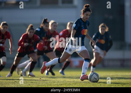 Milan, Italie.05e décembre 2021.Ghoutia Karcouni (FC Internazionale) marque son prochain but avec un coup de pied de pénalité lors de l'AC Milan contre Inter - FC Internazionale, football italien Serie A Women Match à Milan, Italie, décembre 05 2021 crédit: Independent photo Agency/Alay Live News Banque D'Images