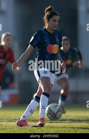 Milan, Italie.05e décembre 2021.Ghoutia Karcouni (FC Internazionale) marque son prochain but avec un coup de pied de pénalité lors de l'AC Milan contre Inter - FC Internazionale, football italien Serie A Women Match à Milan, Italie, décembre 05 2021 crédit: Independent photo Agency/Alay Live News Banque D'Images