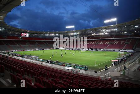 Stuttgart, Allemagne.05e décembre 2021.Football, Bundesliga, VfB Stuttgart - Hertha BSC, Matchday 14 à la Mercedes-Benz Arena.Vue sur le stade pendant le match.NOTE IMPORTANTE: Conformément aux règlements de la DFL Deutsche Fußball Liga et de la DFB Deutscher Fußball-Bund, il est interdit d'utiliser ou d'avoir utilisé des photos prises dans le stade et/ou du match sous forme de séquences d'images et/ou de séries de photos de type vidéo.Crédit : Tom Weller/dpa/Alay Live News Banque D'Images