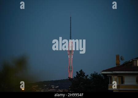 Istanbul, Turquie - 15 juillet 2021 : Tour Camlica avec lumière rouge et lumière blanche.Photo éditoriale à Istanbul Turquie. Banque D'Images