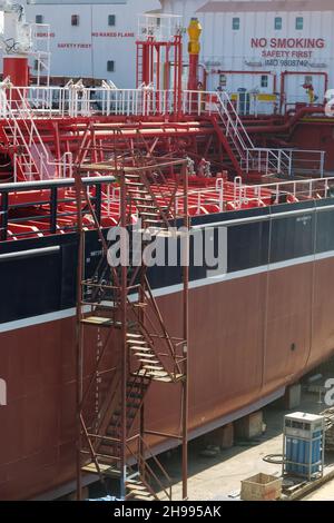 Istanbul, Turquie - 15 juillet 2021 : échafaudage en fer près d'un navire dans un chantier naval.Photo éditoriale dans İstanbul Turquie Banque D'Images