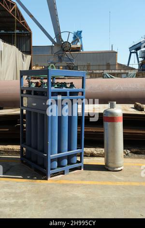 Bouteille gpl industrielle et bouteilles d'oxygène bleues. Banque D'Images